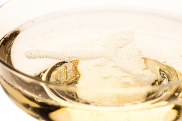 Nahaufnahme einer Sektschale von der Seite mit Schaum