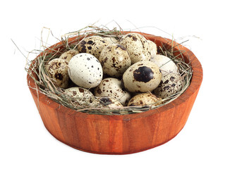 Obraz premium Quail eggs in a in a wooden bowl