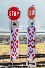 Stopschilder Bahnübergang Pfeifsignal