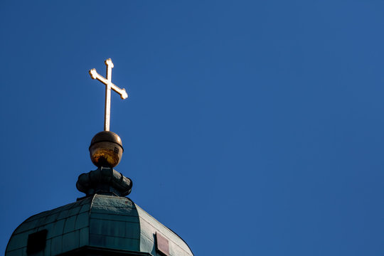 Lateinisches Kreuz auf einem Dach