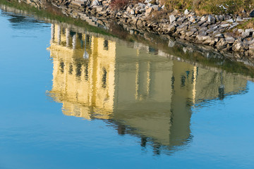 Obraz premium Gebäude spiegelt sich im Wasser