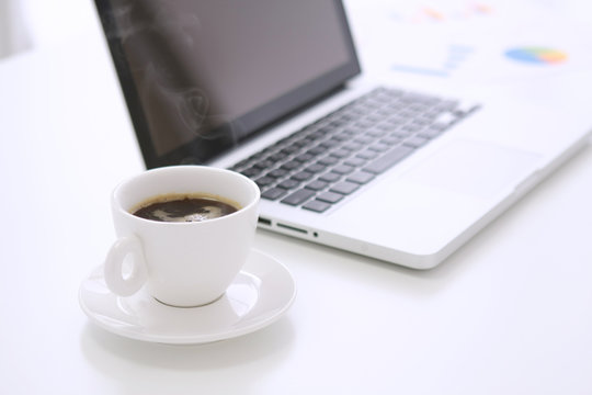 コーヒーカップとパソコン