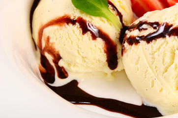 Vanilla ice cream with strawberries