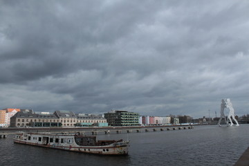 Berliner Spreepanorama von Treptow aus gesehen (April 2015)