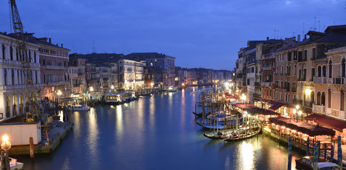 Obraz na płótnie Canvas Night panorama of Venice city over the Grand canal