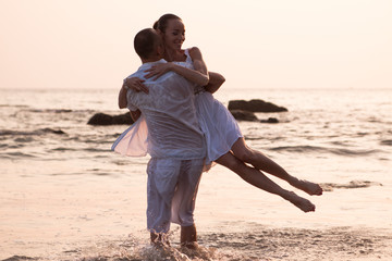 Fototapeta na wymiar Love story on the beach