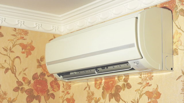 Air conditioner is switched off, louver closing.