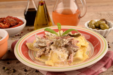 RAVIOLI WITH MUSHROOMS AND BACON