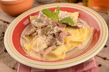 RAVIOLI WITH MUSHROOMS AND BACON
