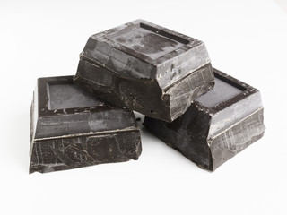 Fototapeta Tre blocchi di cioccolato fondente su sfondo bianco obraz