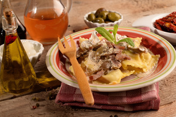 RAVIOLI WITH MUSHROOMS AND BACON