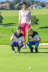 Obraz premium Golf-Nachwuchs auf dem Grün