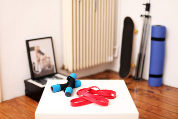 Fitnessgeräte auf dem Tisch im Zimmer