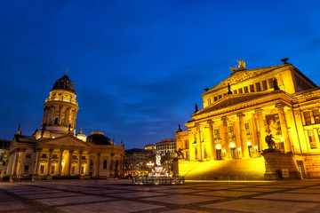 Fototapeta premium Gendarmenmarkt mit französichem Dom und Schauspielhaus in Berlin