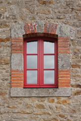 Modernes Bogenfenster aus Holz in Natursteinfassade aus Granit