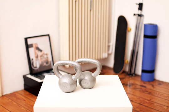 Kettlebell auf dem Tisch im Zimmer