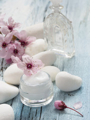 Fototapeta na wymiar natural facial cream with fresh spring flowers