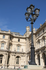 Fototapeta na wymiar Lampadaires dominant le Louvre