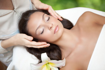 Obraz na płótnie Canvas Spa salon: Young Beautiful Woman Having Facial Massage
