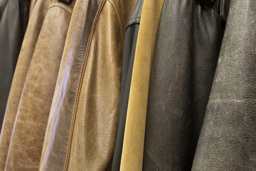 h&auml;ngen viele Lederjacken