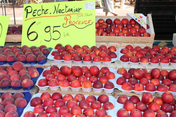 Персики на прилавке