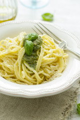 Spaghetti mit Basilikum Pesto