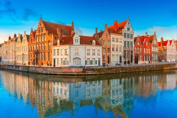 Fotobehang Brugge Brugse gracht Spiegelrei met mooie huizen, België
