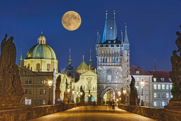 Foto auf Glas Karlsbrücke Prag beleuchtet © Blickfang