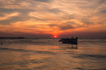 Obraz premium Boot auf See - Sonnenuntergang