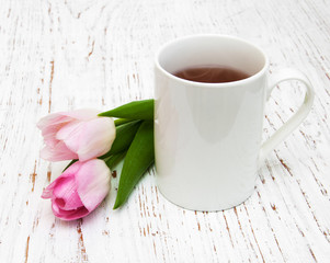 Obraz na płótnie Canvas Cup of tea and pink tulips