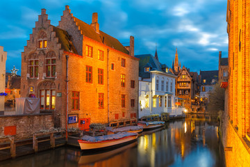 Obraz premium Cityscape with the picturesque night canal Dijver in Bruges