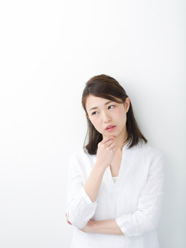 考える若い女性