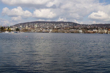 Fototapeta na wymiar Blick vom See zur Stadt Zürich