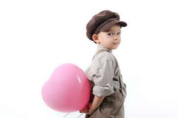 Junge mit Herzluftballon