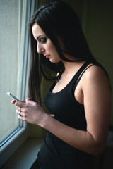 Fototapeta premium Heureuse femme utilisant un téléphone cellulaire 