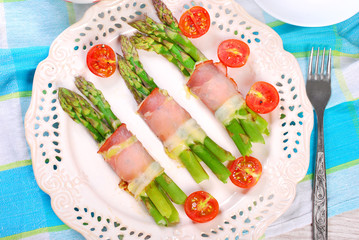 green asparagus with ham and cheese