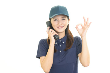 笑顔の女性作業員