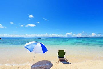 美しい沖縄のビーチと夏空
