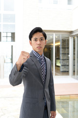 ガッツポーズのビジネスマン