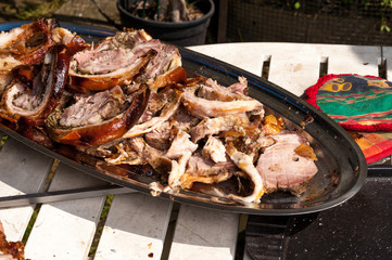 Fette cotte di arrosto arrotolato sul vassoio