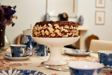 Gedäckter Tisch mit Kuchen