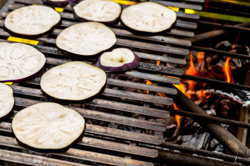 Fette di melanzane sulla griglia del barbecue a cuocere