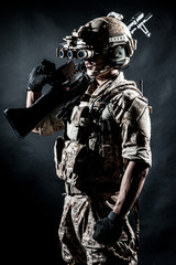 Naklejka premium soldier man hold Machine gun fashion