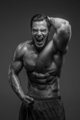 Fototapeta na wymiar Handsome bodybuilder in studio