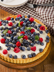 Cheese Cake with  raspberries and blueberries.