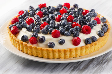Cake with cream cheese and fresh berries.