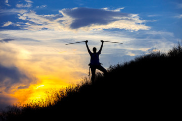 Fototapeta premium Sylwetka człowieka na szczycie przed kolorowy zachód słońca