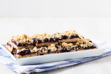 Currant cornmeal crumble bars