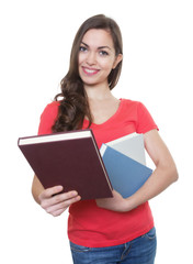 Studentin mit langen dunklen Haaren zeigt ihr Lieblingsbuch