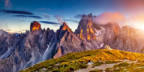 Photo sur Plexiglas Dolomites coucher de soleil dans un paysage de montagnes